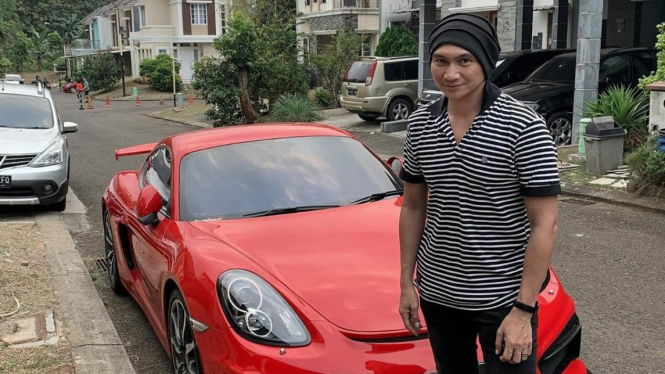 Anji bersama Porsche Cayman miliknya