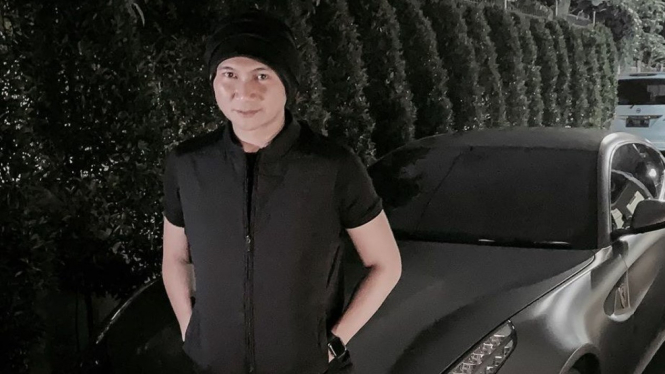 Anji Drive saat berpose dengan Ferrari