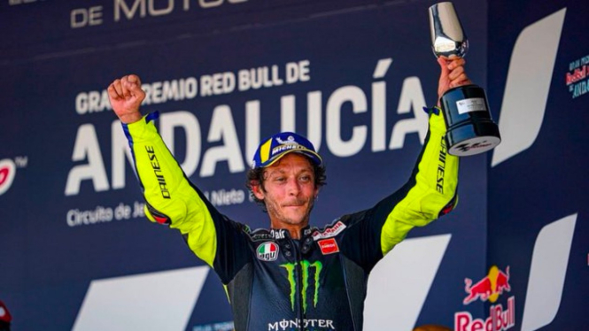 Valentino Rossi naik podium di MotoGP Andalusia