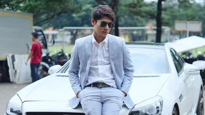 Rizky Billar dengan Mercedes-Benz SLK