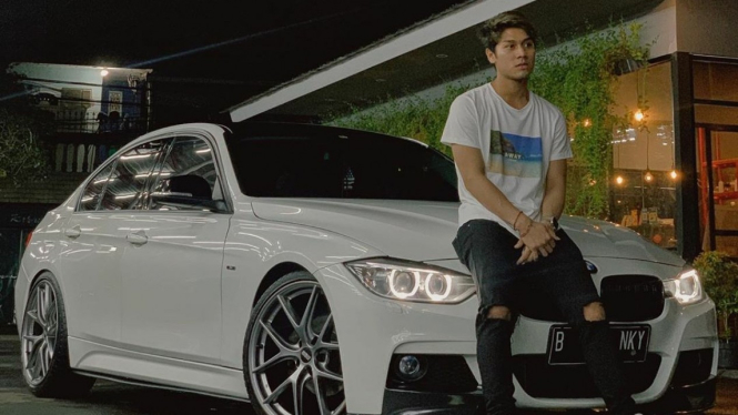 Rizky Billar dengan BMW 320i miliknya