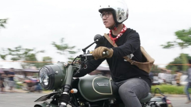 Gibran bersama Royal Enfield Classic 500