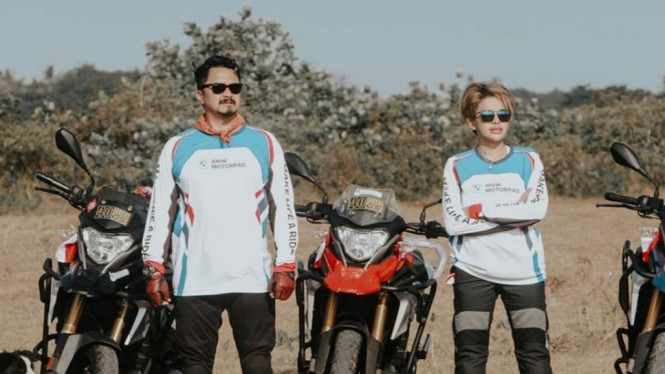 Nikita Mirzani bersama Fery Salim saat touring BMW Motorrad