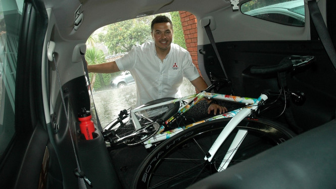 Tips angkut sepeda di mobil ala Rifat Sungkar