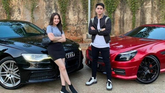 Anaknya Venna Melinda Berikan Mobil mewah