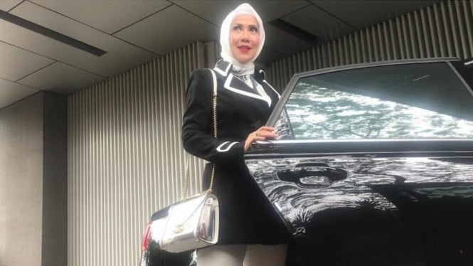Anaknya Venna Melinda Berikan Mobil mewah