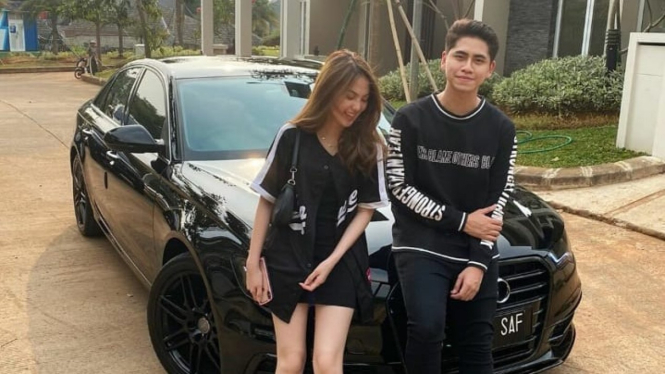 Anaknya Venna Melinda Berikan Mobil mewah