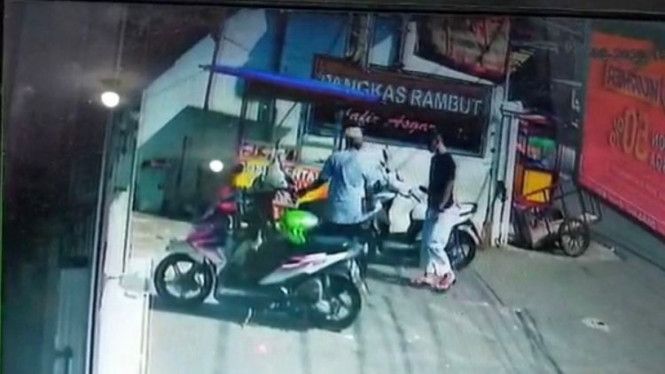 Rekaman CCTV motor tukang gorengan dicuri