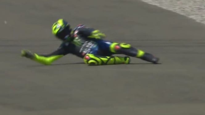 Valentino Rossi Terjatuh