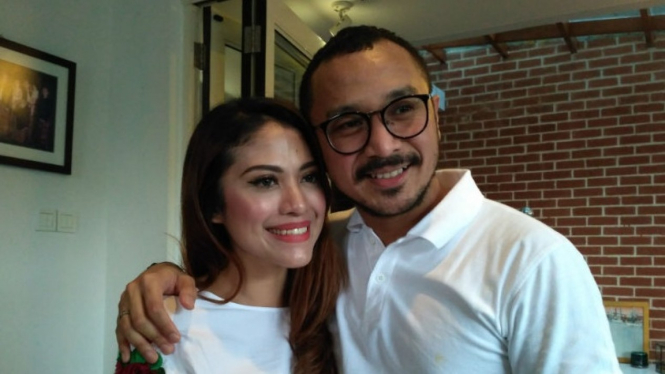 Giring Nidji bersama istri