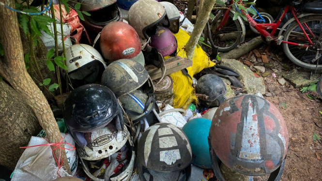 Koleksi helm bekas kecelakaan