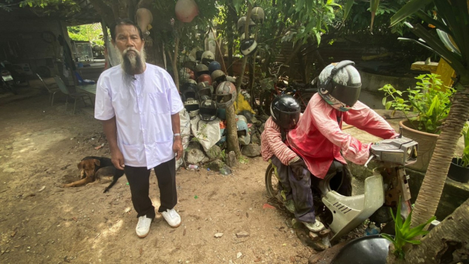 Koleksi helm bekas kecelakaan