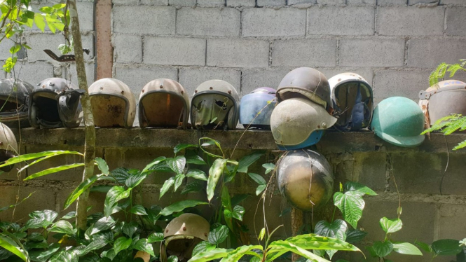 Koleksi helm bekas kecelakaan