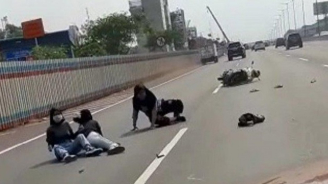 Tiga bocah perempuan naik motor masuk Tol Japek