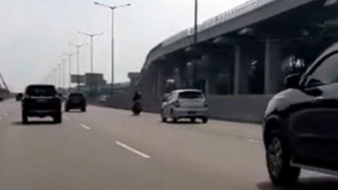 Motor masuk tol senggol Pajero