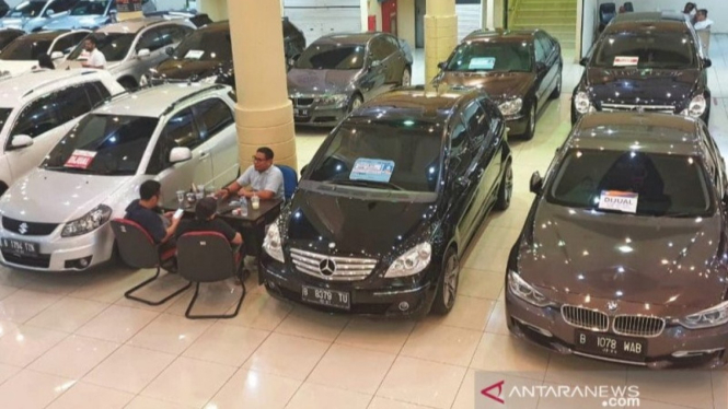 Mobil bekas di salah satu showroom