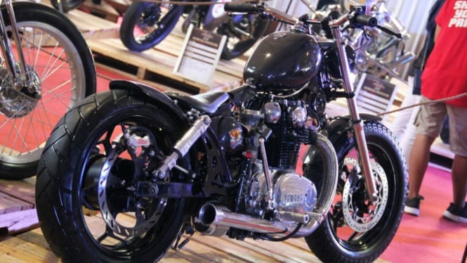 Motor custom dari barang bekas bergaya chopper