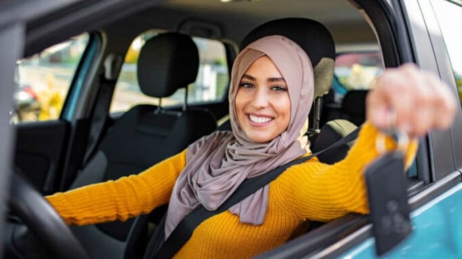 Wanita Muslim di Mobil