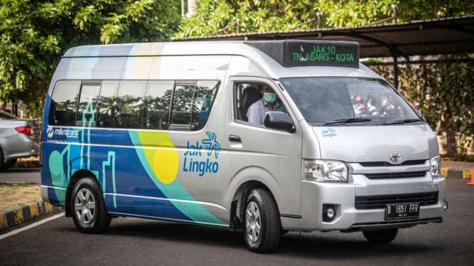 Angkot Toyota Hiace dari transjakarta