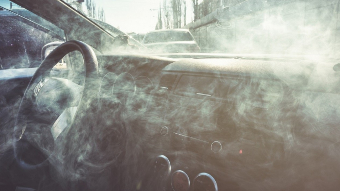 Asap rokok di dalam mobil