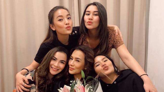 Aaliyah Massaid bersama Reza Artamevia dan saudaranya