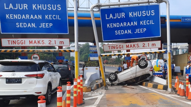 Kecelakaan mobil di Tol Cibubur