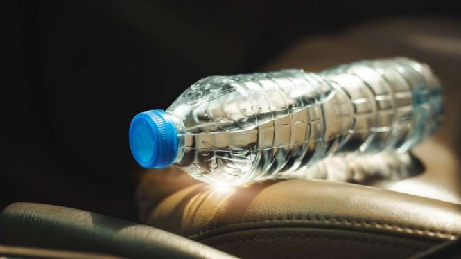 Botol di kabin mobil