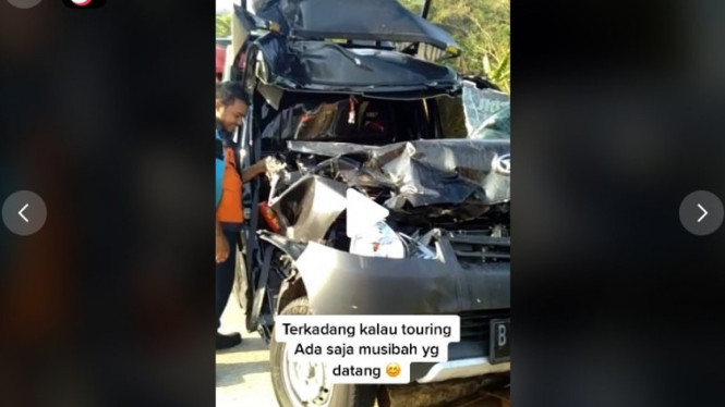 Mobil towing harley kecelakaan