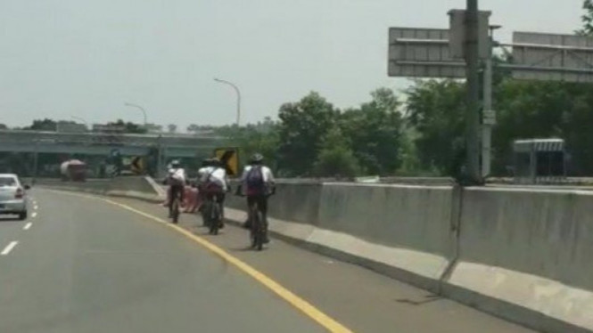 Rombongan sepeda masuk jalan tol