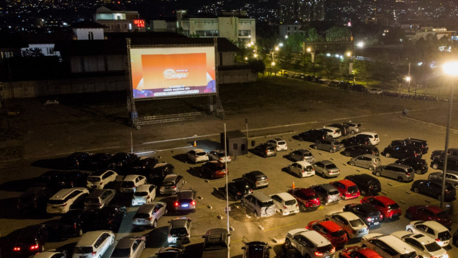 Nonton film dari mobil Drive in cinema