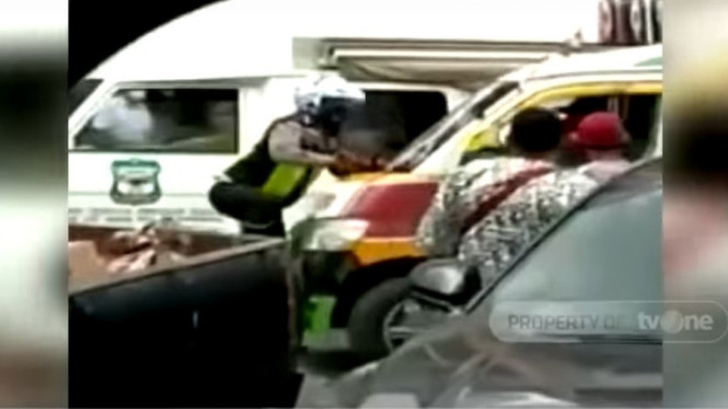 Sopir angkot tabrak polisi