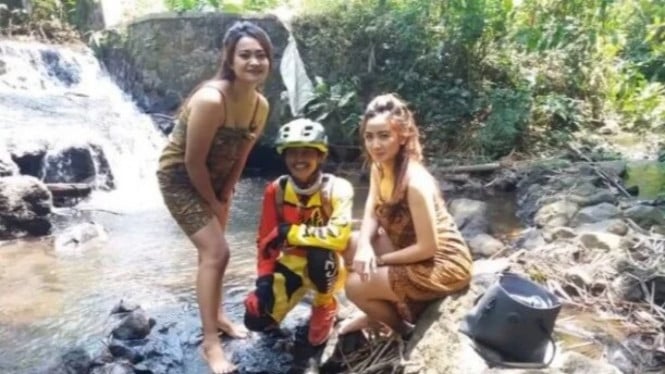 pesepeda dengan gadis desa