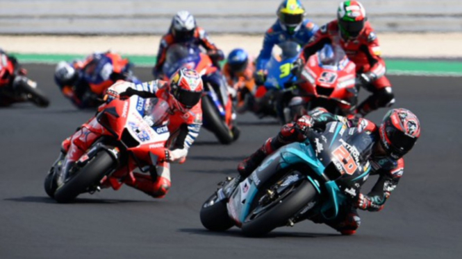 Pembalap Petronas Yamaha, Fabio Quartararo, pimpin balapan.