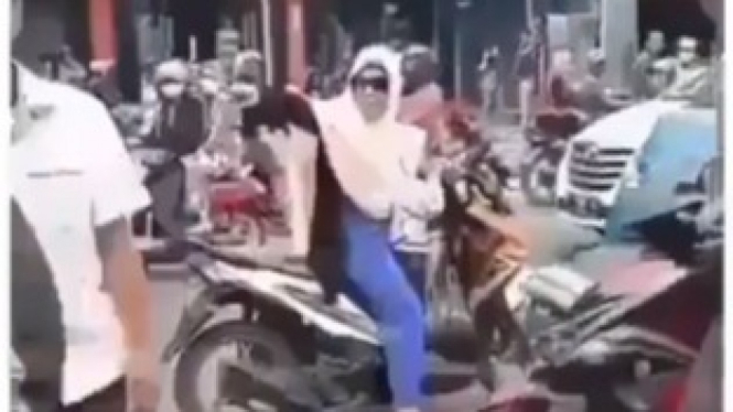 Emak-emak naik motor