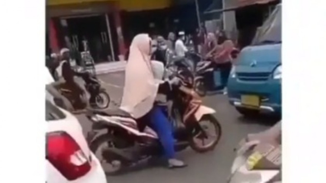 Emak-emak naik motor