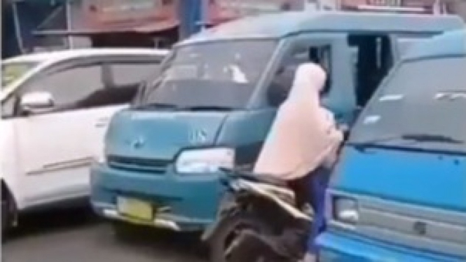 Emak-emak naik motor