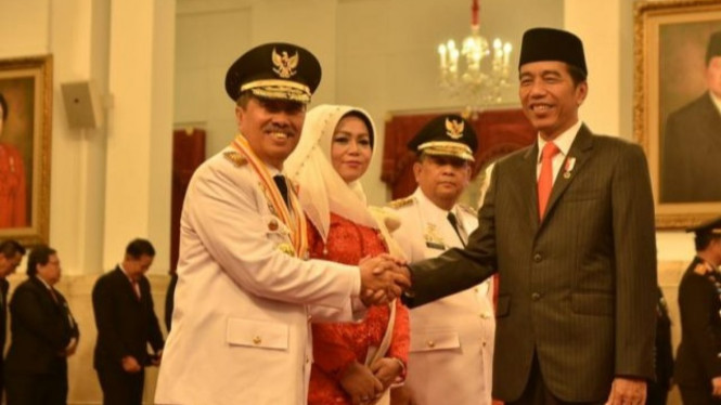 Bupati Siak, Alfedri bersama istri dan Presiden Jokowi