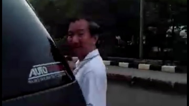 Orang Keturunan China Pakai Mobil Dinas TNI