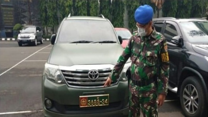 Orang Keturunan China Pakai Mobil Dinas TNI
