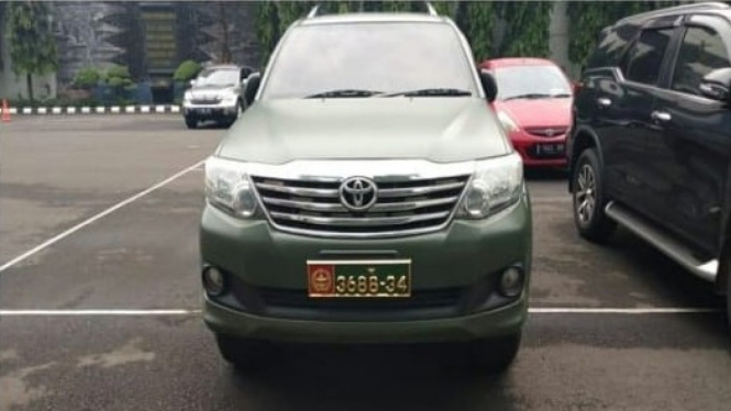 Orang Keturunan China Pakai Mobil Dinas TNI