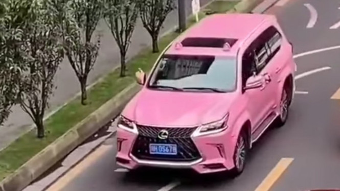 Lexus LX 570 warna pink bikin insinyur menangis