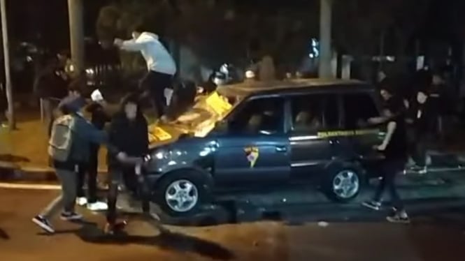 Mitsubishi Kuda, mobil polisi dirusak