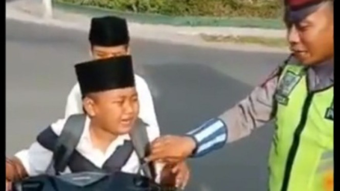 Anak Kecil Ditilang Polisi