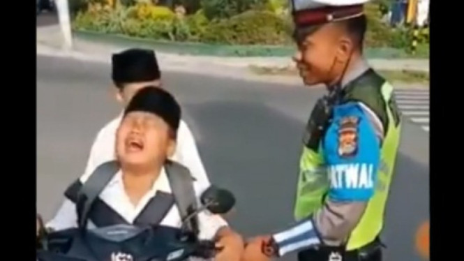 Anak Kecil Ditilang Polisi