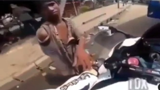 Pengemis Pura-pura Cacat Fisik