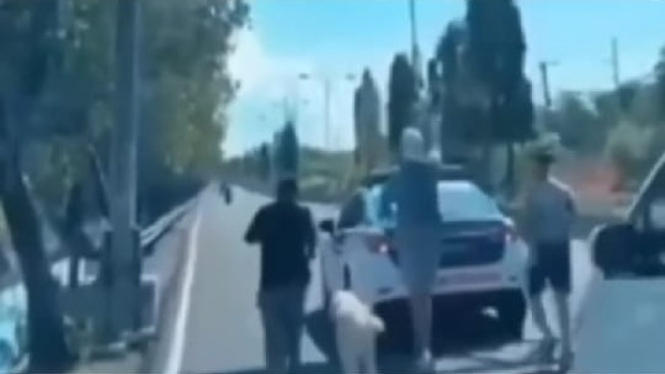 Polisi Kawal Tiga Orang Jogging