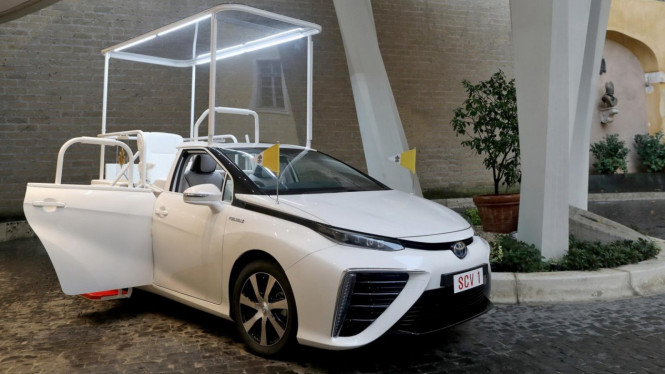 Toyota Mirai jadi mobil dinas baru Paus Fransiskus.