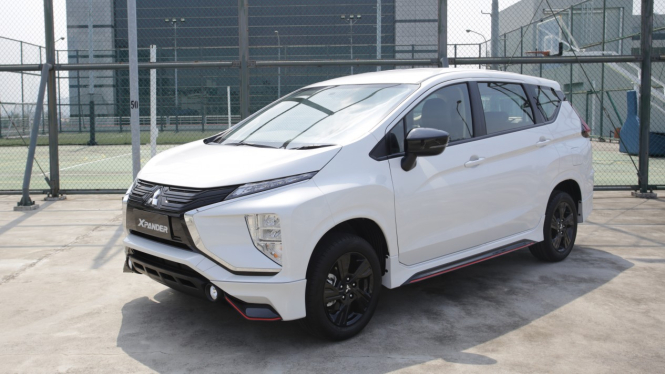 Mitsubishi Xpander Adventure in Black