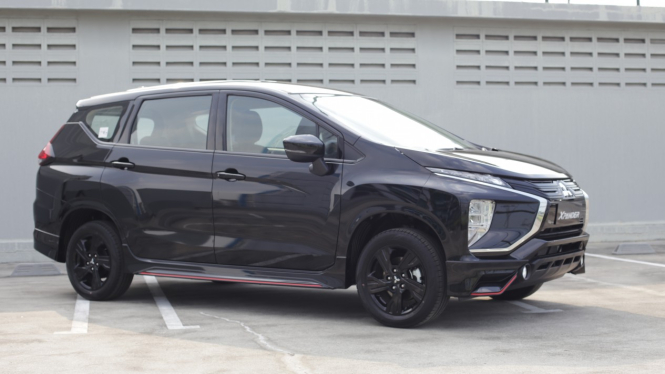 Mitsubishi Xpander Adventure in Black