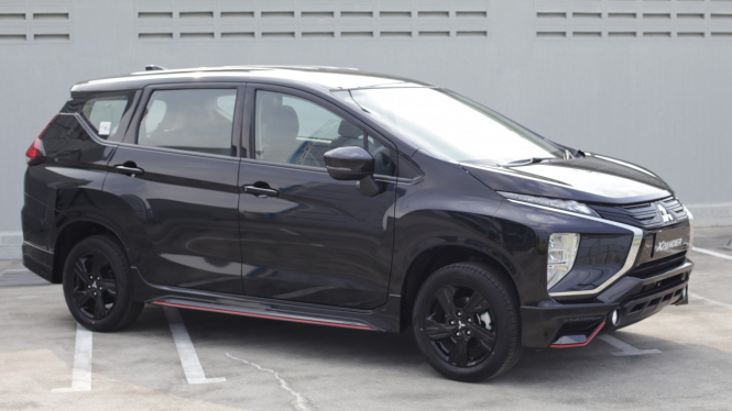 Mitsubishi Xpander Adventure in Black